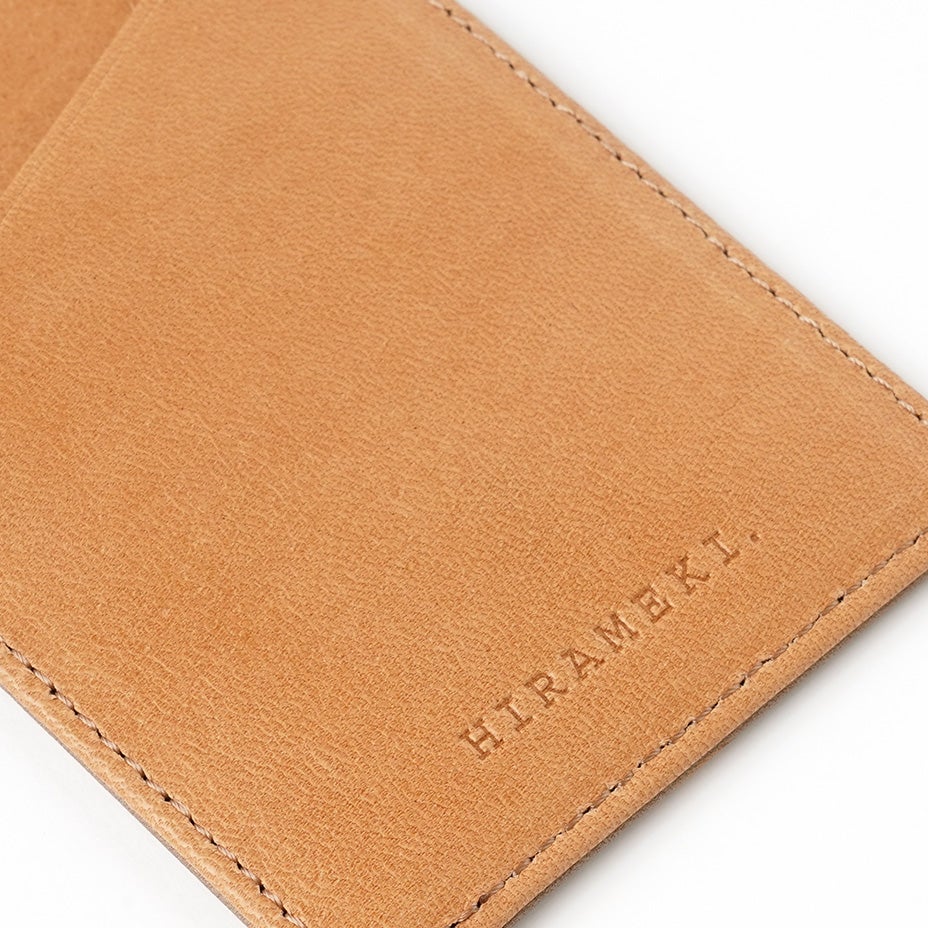 裏面には、HIRAMEKI.のロゴが刻印されており、四方にはステッチで丁寧に縫製されています。
