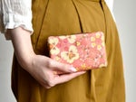 両手にスッポリ収まるサイズで、小さいバッグの時にもお勧めです。
