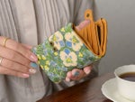 お財布を開くと一枚革に施されたアートの全貌を眺められます♪