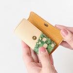 スナップボタンで開閉する仕様です