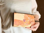 「水蛇」は連作が存在しており、どれも水蛇を、水藻を漂う妖艶な女性達で表現している。水流の中で愛し合う、女性愛のナルシズムな世界感と、水蛇が水底の緩やかな流れに身を任せた、憩いの様子を描いている。