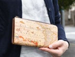 作者不明のアンティークな地図だが、デザイン性が高く、地図の中には、伝説の生き物など、動物も描かれ、面白みのあるものとなっている。