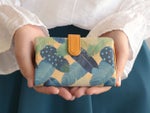 コロンとしたフォルムの可愛い二つ折り財布です。 両手にスッポリ収まるサイズで、小さいバッグの時にもお勧めです。 