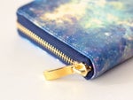 大きめサイズの引き手はちょうどいい厚みとゆるやかなカーブが指にフィットして、スムーズに開け閉めできます。