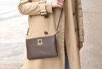 【会員ポイント交換景品】 レザーフラットポシェット＜チョコ・ネイビー＞