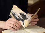 本ヌメ革を贅沢に使用した美しいアート面