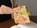 お財布を開くと一枚革に施されたアートの全貌を眺められます♪