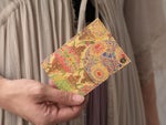 個性的なデザインで、使う度に手元が華やかになります。