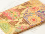 牛革に直接デザインを施すため、革本来の質感を損なうことなく経年変化を楽しめます。