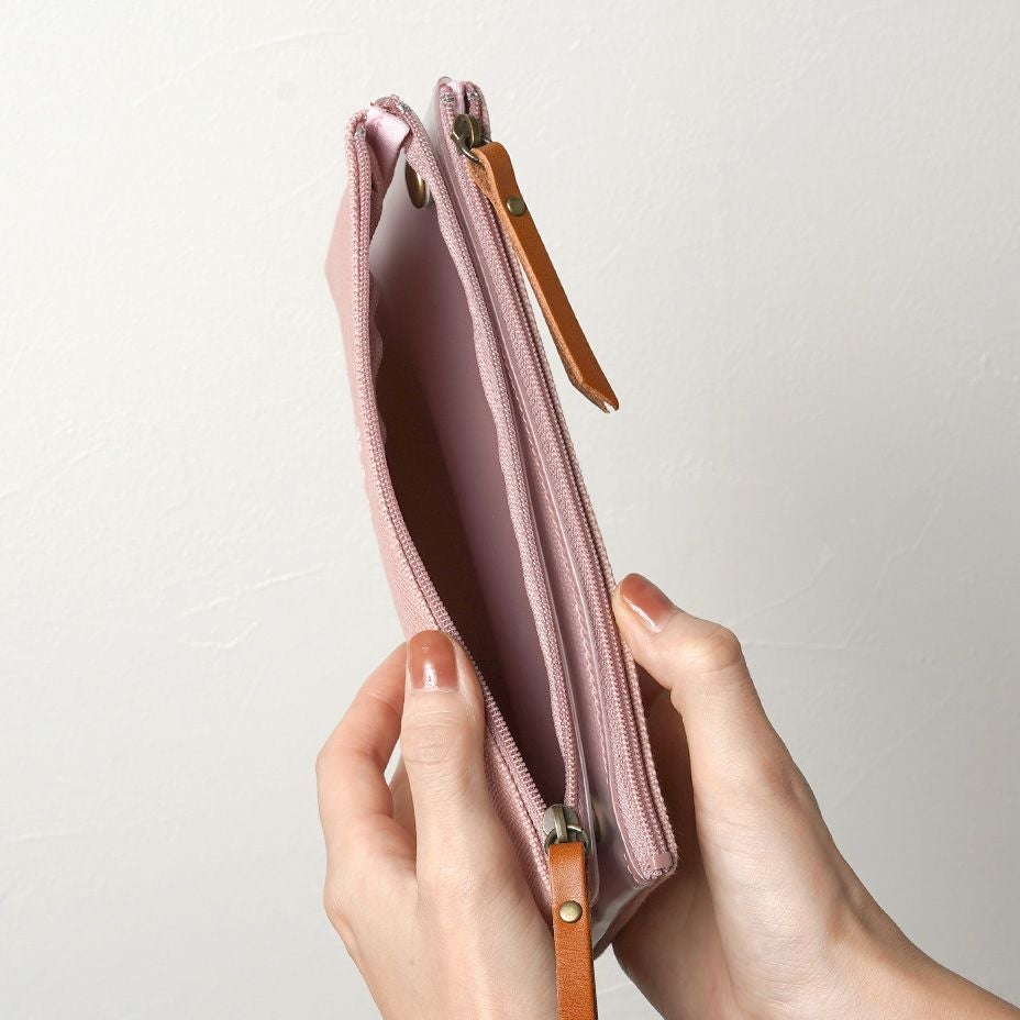 2つの部屋に仕分けできる大容量ポーチでバッグの中をスッキリ整頓！