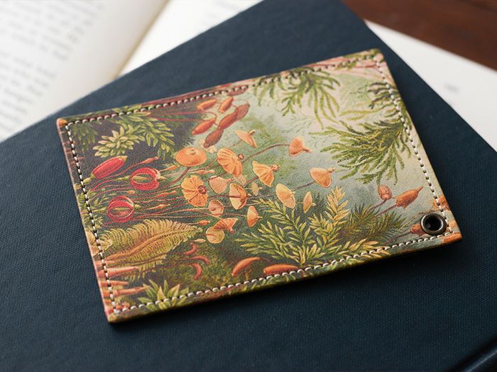 ハトメ穴付きなので、ストラップやチャームを付けて自分だけのアレンジが楽しめます。