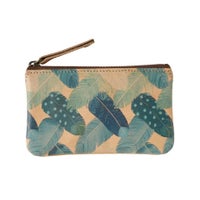 幸せの青い鳥の羽がカーテンのように重なったデザイン。