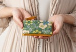 色鮮やかなスミレやビオラ、大輪のパンジー。グリーンが目を惹くデザイン。花たちが音楽に合わせて、ドレスを翻し踊っているような可愛らしいデザイン。