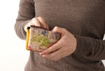 女性でも楽に片手で持てるサイズのミニ財布。