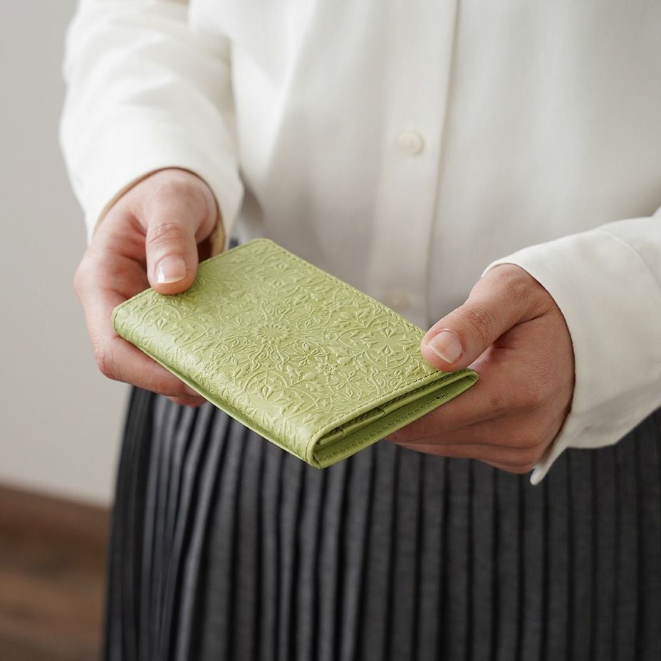 出会いのシーンを華やかに演出してくれるおしゃれなカードケース。