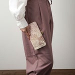 アンティークレースをモチーフにしたデザイン。