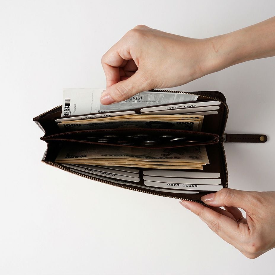 開くとジャバラのマチがあるので、スマートなフォルムなのに収納力は抜群。