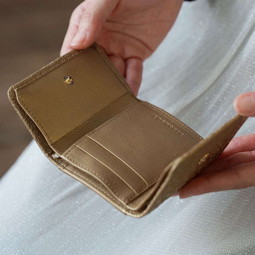 手のひらサイズに十分な収納力｜メインで使える三つ折り財布